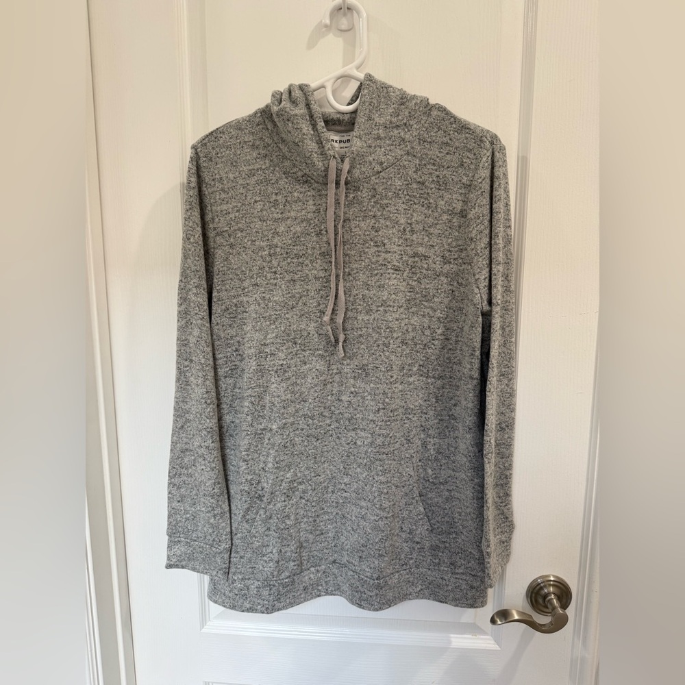 NEW For the Republic Women’s Gray Tunic Hoodie Sweater Size L